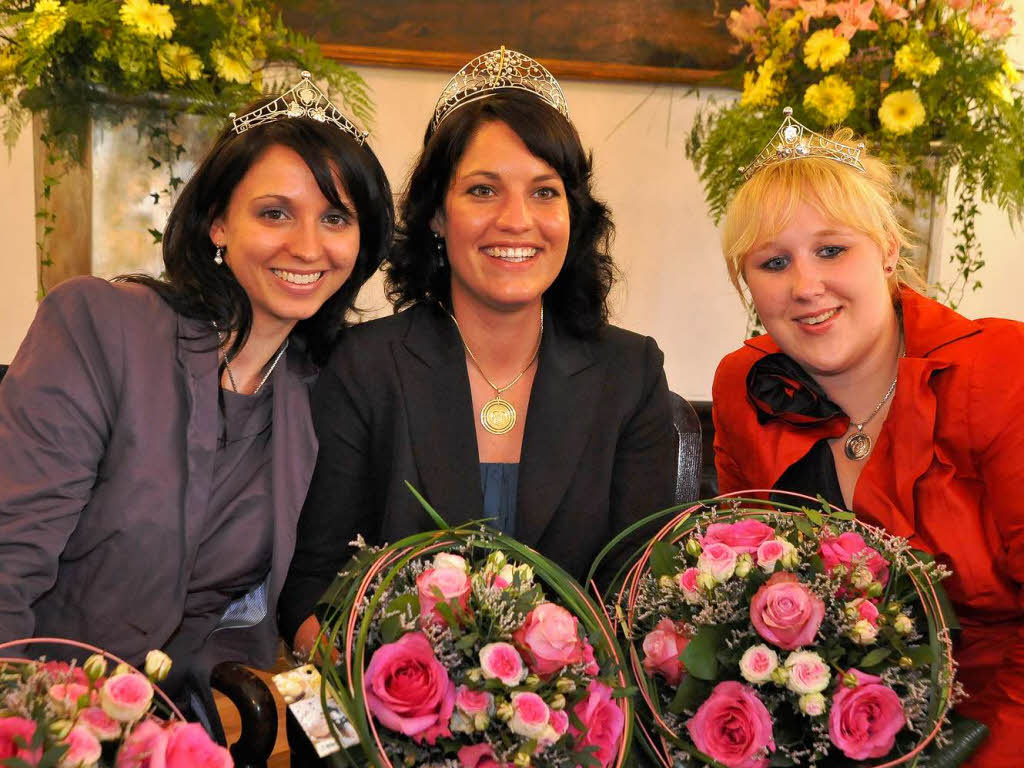 Juli: Wahl der Badischen Weinknigin Marion Meyer und ihrer Prinzessinnen Rebecca Gut (links) und Sarah Kappeler.