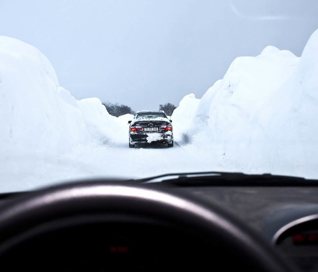 1,30 Meter hoch liegt der Schnee auf d...zu sieben Meter hohe Schneewnde auf.   | Foto: AFP