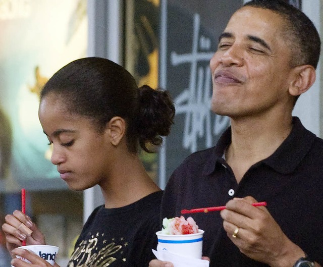 Malia und Barack Obama genieen ein Eis auf Hawaii.  | Foto: AFP