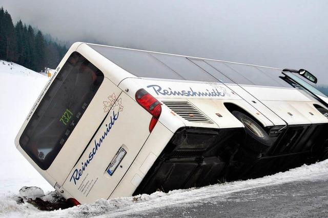 Bus rutscht bei Menzenschwand von der Strae und kippt um