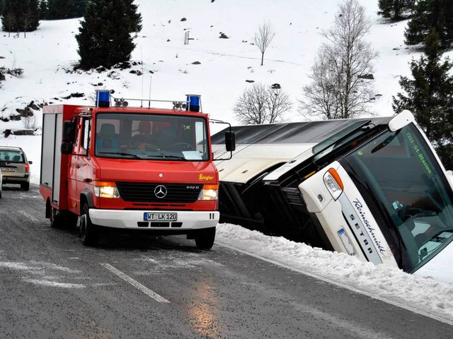 Bus rutscht bei St. Blasien von der Strae und kippt um.  | Foto: Martin Ganz