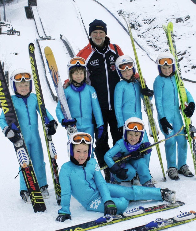 Das Schneeflckchen-Team im Adler-Skis...nus Rebmann und Trainer Karl Hassler.   | Foto: Maurer
