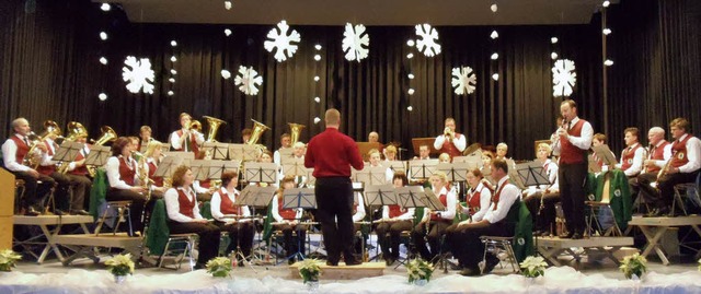 Die 41 Musikerinnen und Musiker des Mu...onzert in winterlicher Bhnenkulisse.   | Foto: Christine Blockhus