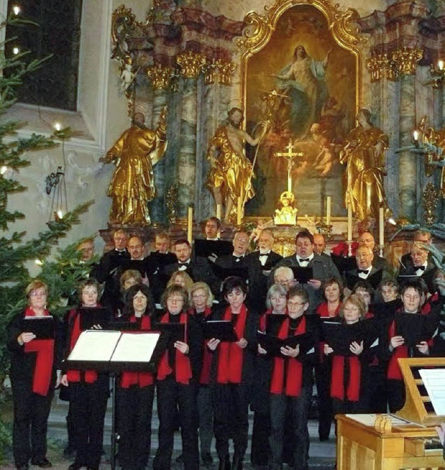 Der Kirchenchor St. Mrgen beim Weihnachtskonzert am 27. Dezember 2010.  | Foto: Edeltraud Blume