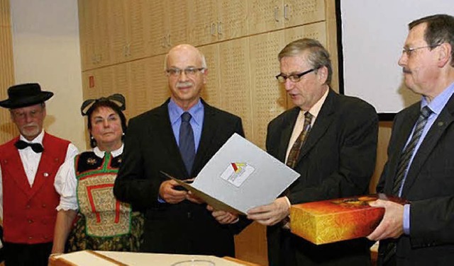 Ronald Holzmann (3. von links) wurde v...er und AK-Vorsitzender Birkle geehrt.   | Foto: Regierungsprsidium