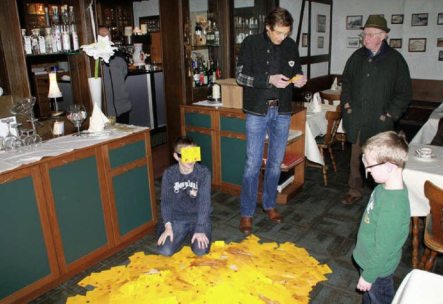 Max und Jakob spielten &#8222;Glcksfe...r Weihnachtsaktion des Gewerbevereins.  | Foto: Hans-Jrgen Hege