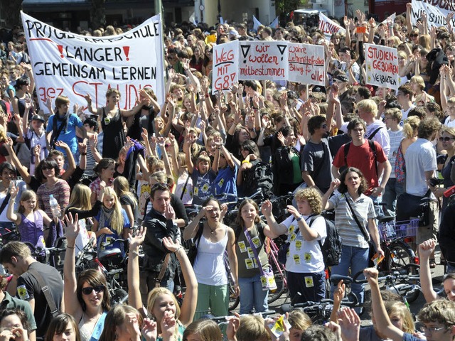 Studenten und Schler sind in den verg...dere Bildungspolitik zu demonstrieren.  | Foto: Ingo Schneider