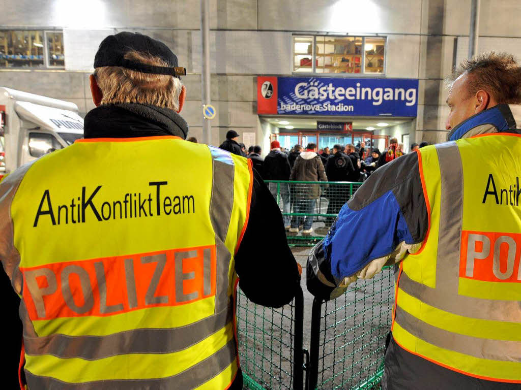 Das  Derby SC Freiburg gegen den VfB Stuttgart gilt als Risikospiel. Entsprechend viel Polizei ist aufgeboten.