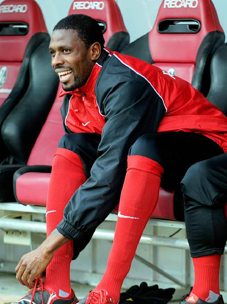 Ende Februar nennt Mo Idrissou seine Mitspieler "Absteiger". Der Verein ldt probt zu einem Krisengipfel. Das Ergebnis: Der Strmer darf bleiben.