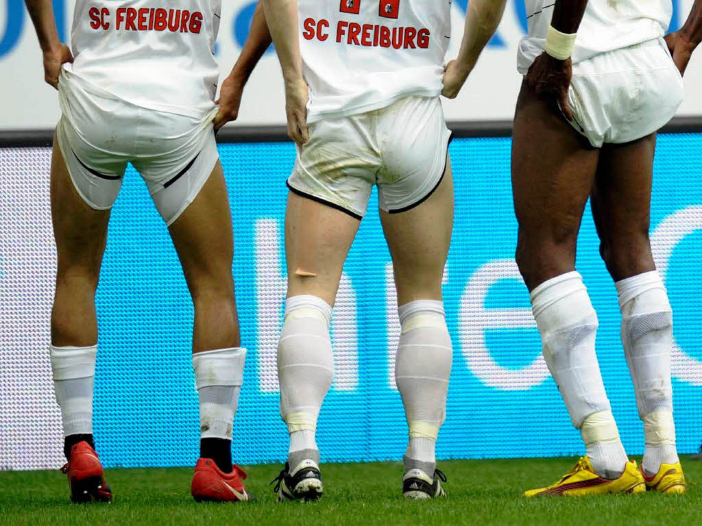 Sooo sexy: Freiburgs Spieler Yacine Abdessadki, Jonathan Jger und Mohamadou Idrissou  jubeln beim Punktgewinn gegen Hoffenheim.