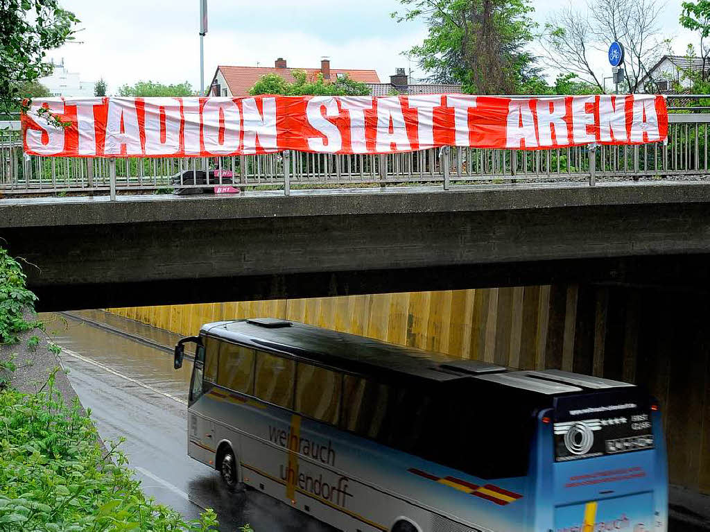 "Pro Dreisamstadion" und "Stadion statt Arena" – Unbekannte bringen in Freiburg mehrere Banner an prominenten Stellen an und werben fr den Erhalt des aktuellen Stadions des SC Freiburg.