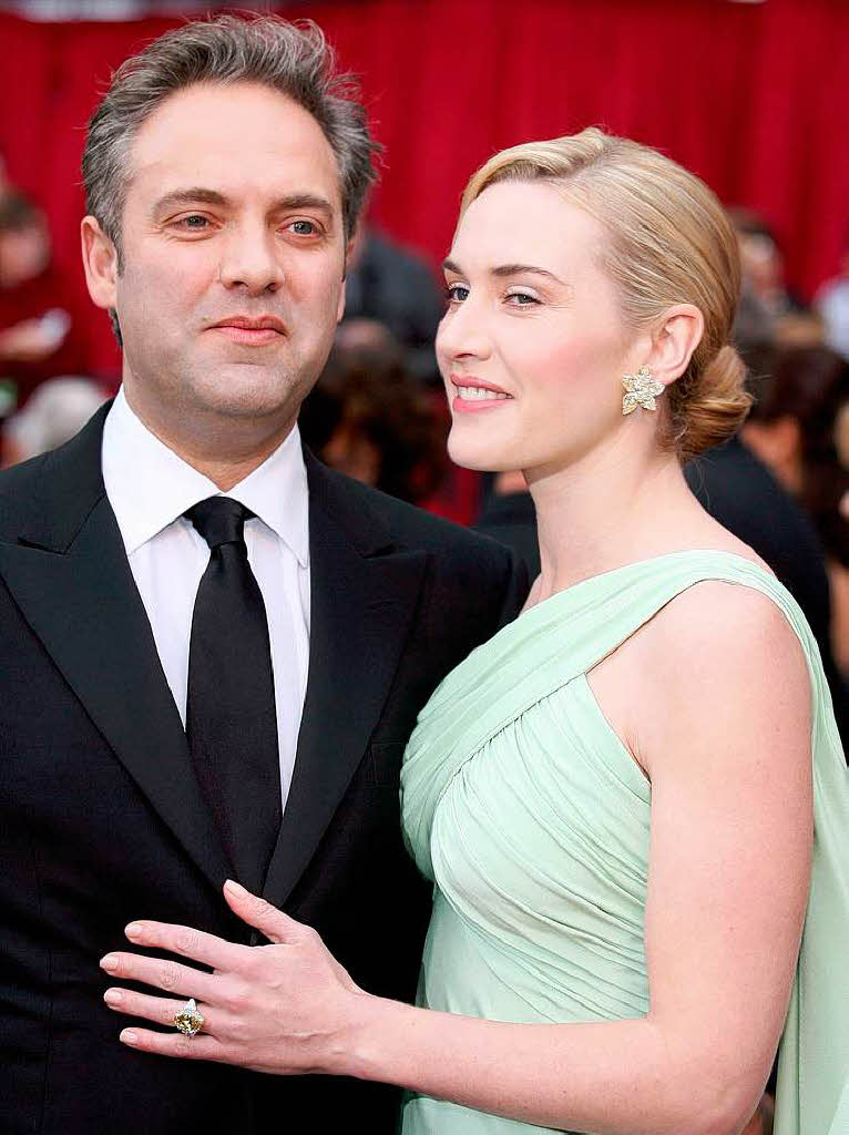 Regisseur Sam Mendes und Schauspielerin Kate Winslet schienen lange eine Traum- und Vorzeige-Ehe zu fhren. Doch hnlich wie in ihrem letzten gemeinsamen Film „Revolutionary Road“ war wohl hinter der perfekten Kulisse lngst nicht alles so strahlend. Sie trennten sich im Mrz 2010.