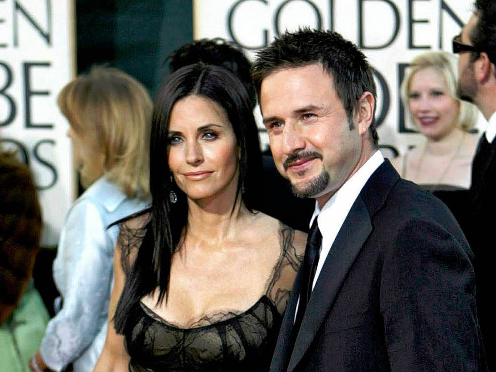 „Friends“ – trotz Trennung: Courteney Cox und David Arquette haben sich am Set von „Scream“ kennen und lieben gelernt. Elf Jahre nach der Hochzeit gehen die beiden getrennte Wege. In aller Freundschaft.