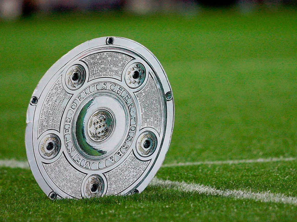 Sicherheitsbedenken: Die Spieler des SC Freiburg dürfen nur einzeln mit der Meisterschale auf den Rathausbalkon Sicherheitsbedenken: Die Spieler des SC Freiburg dürfen nur einzeln mit der Meisterschale auf den Rathausbalkon