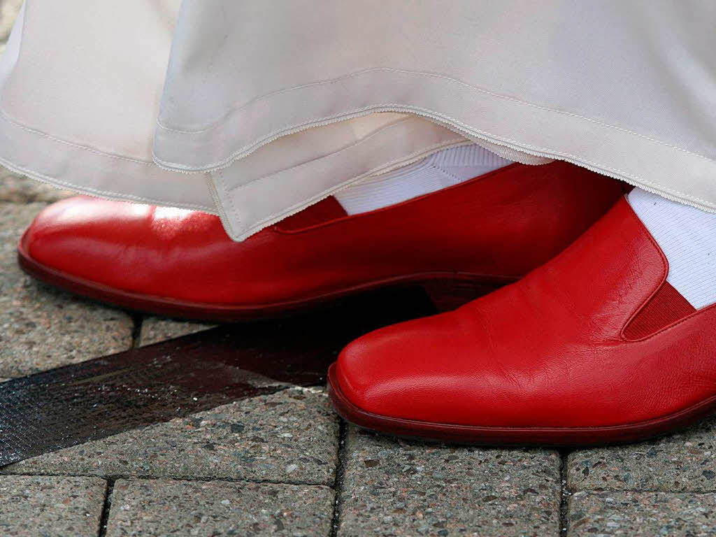 Papst tauscht beim Besuch in Freiburg seine roten Slipper gegen Schwarzwälder Strohschuhe Papst tauscht beim Besuch in Freiburg seine roten Slipper gegen Schwarzwälder Strohschuhe