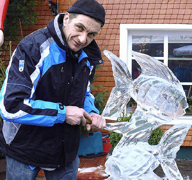 Markus Blle schuf aus einem Eisquader eine funkelnde Skulptur.  | Foto: Ute Aschendorf