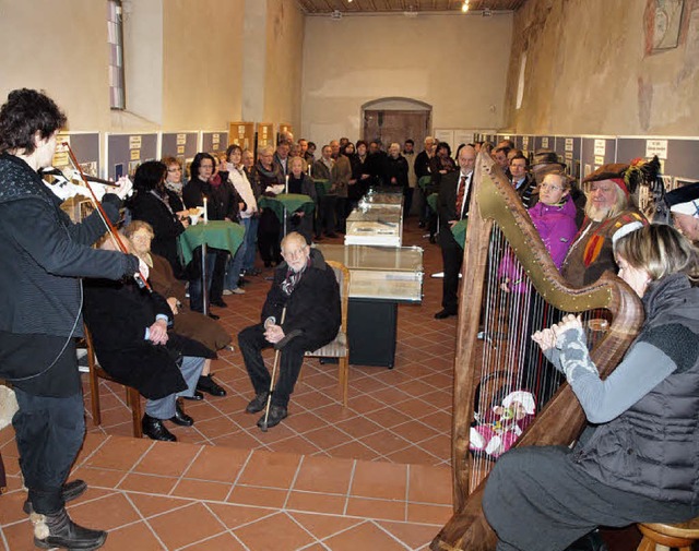 Fr die musikalische Umrahmung der Aus... und  Bettina Schnemann-Lehr (Geige).  | Foto: Michael Haberer