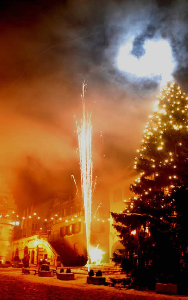 Der Endinger Marktplatz in rotem Licht...em Weihnachtsbaum in rtliches Licht.   | Foto: Roland Vitt