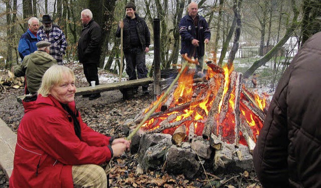 Sie trotzten am heien Lagerfeuer den ...bschluss-Hock nach dem Silvesterlauf.   | Foto: bernhard ritter