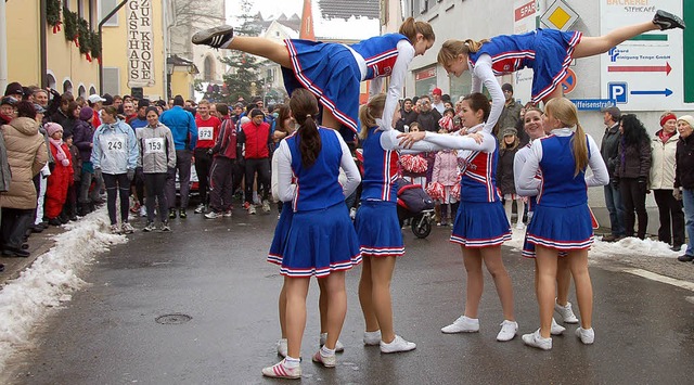 Cheerleader  feuern die Lufer vor dem Start an.   | Foto: Sigrid Umiger