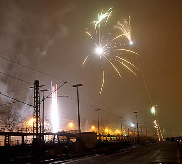 Lrracher Feuerwerk im Dunst   | Foto: Ruda