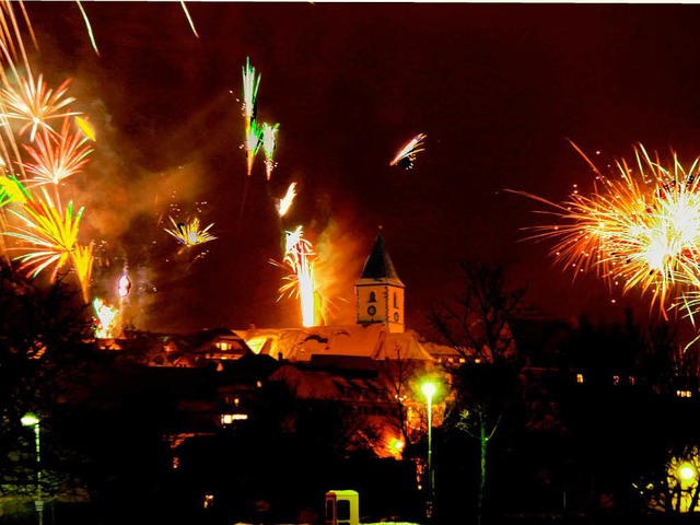 Auch in Burkheim wurde das neue Jahr  mit Silvesterraketen willkommen geheien.  | Foto: Herbert Trogus