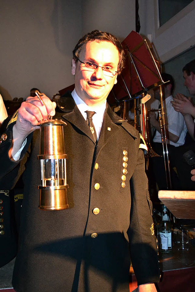 Eine original Grubenlampe erhielt Mart... Musizieren bei der Bergmannskapelle.   | Foto: berger