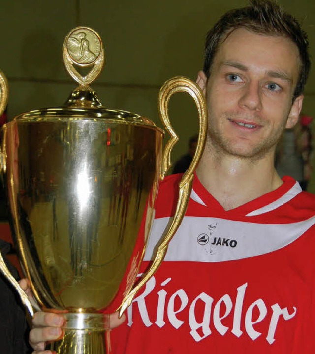 BSC-Kapitn Bernhard Wiesler mit dem Pokal   | Foto: Sebastian Ehret