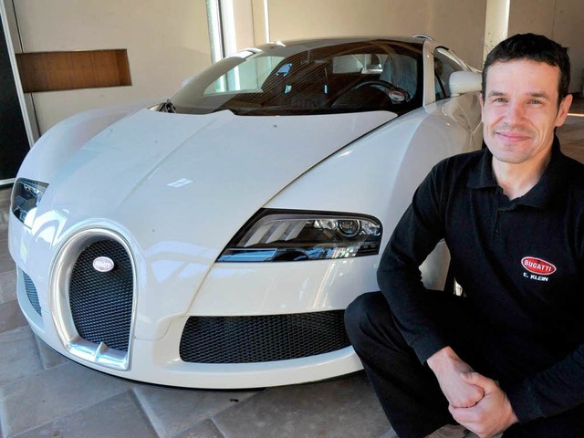 Bugatti-Techniker Edouard Klein vor seinem Geschoss   | Foto: dpa