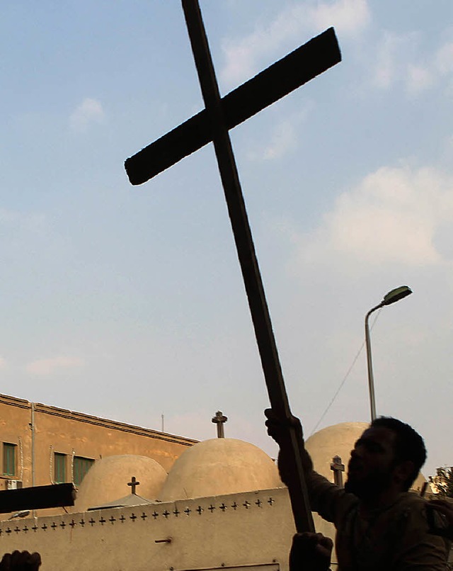 Im Zeichen des Kreuzes: ein protestierender koptischer Christ in Kairo   | Foto: afp
