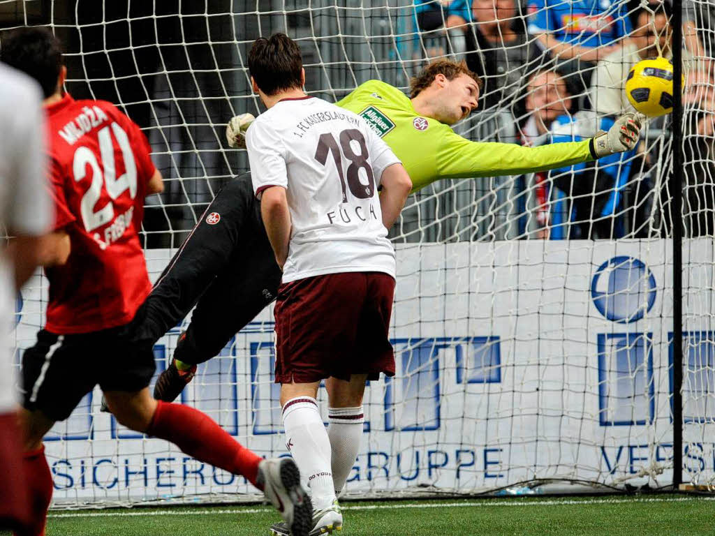Mensur Mujdzas 4:1 im Finale gegen Kaiserslautern.
