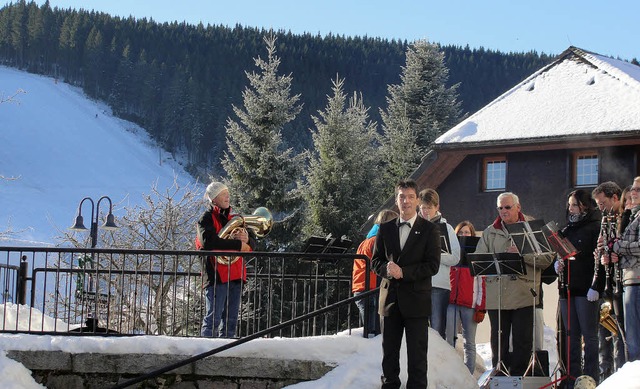 Zu den Klngen der Trachtenkapelle Fal...n ein gutes und gesundes  neues Jahr.   | Foto: Tina Httich