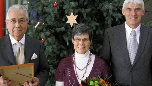 Mit der Verdienstmedaille der Gemeinde...nemarie Sumser und Eberhard Koch aus.   | Foto: Anne Freyer