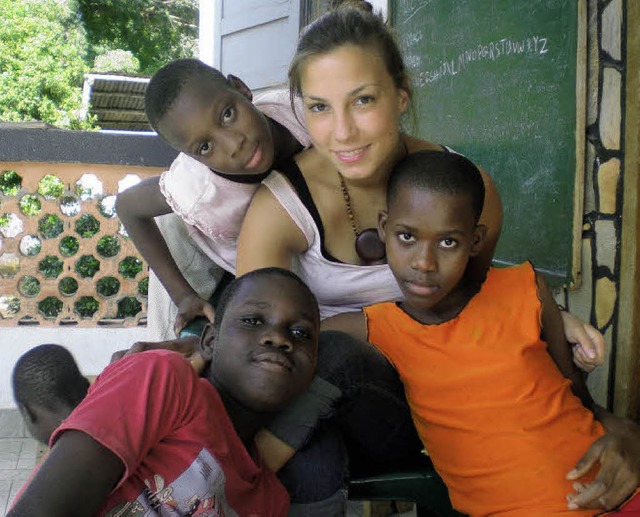Angelina Bergmann mit togolesischen Ki...im fr junge Mdchen in Lom in Togo.   | Foto: Privat