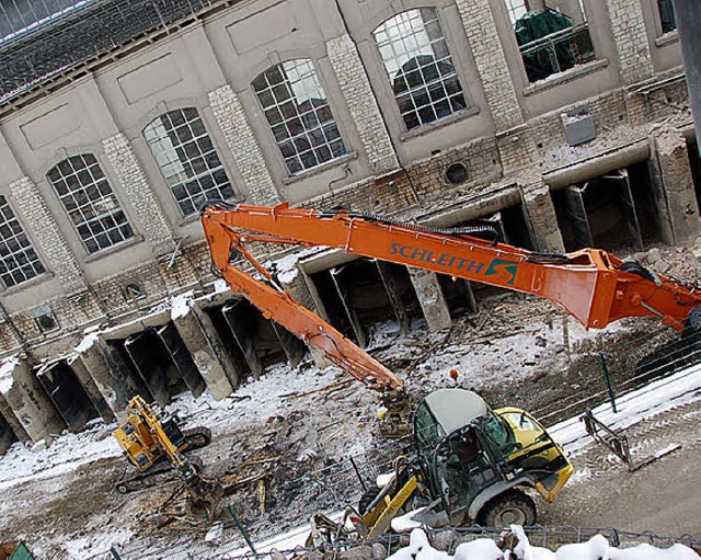 Die Abrissbagger in Rheinfelden bei der Arbeit   | Foto: Peter Gerigk