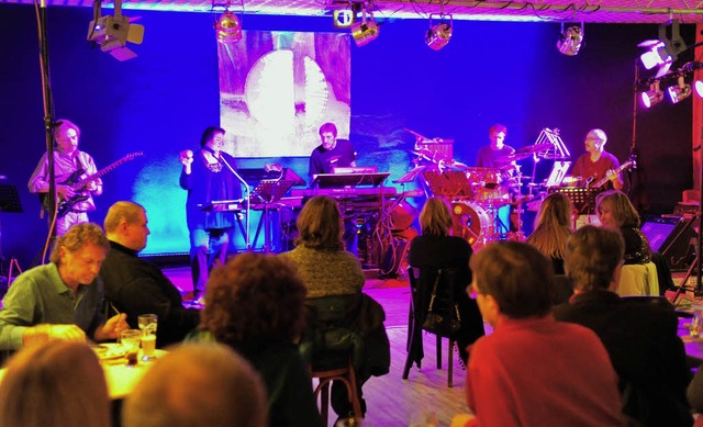 Essen, Trinken, dazu Musik mit Psychod...211; die etwas andere Silvesterparty.   | Foto: Axel Fleig