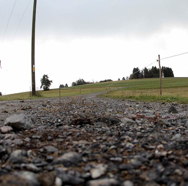 Der marode Feldweg in Richtung Bhl ko...neuen Asphaltschicht versehen werden.   | Foto: Wilfried Dieckmann