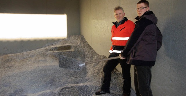 Herbert Schneider und Klaus Strittmatt...gen auf die schwindenden Salzvorrte.   | Foto: Stefan Sahli