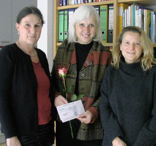 Spendenbergabe:  Doris Sicklinger, Ob...Heute-Bluhm,  Martina Kopf (von links)  | Foto: BZ