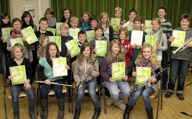 Diese jungen Musiker der Stdtischen M...nden und Leistungsabzeichen erworben.   | Foto: hbl