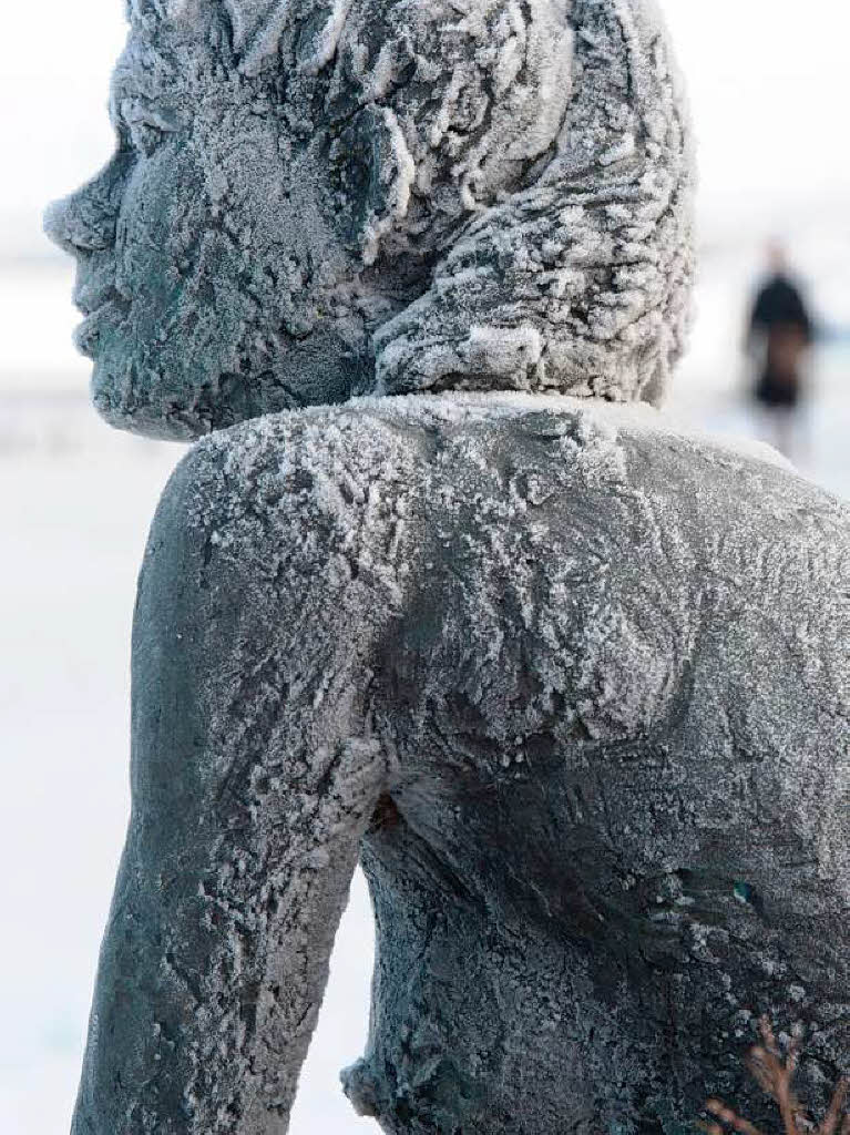 Blick auf eine mit Raureif berzogenen Mdchen-Skulptur an der Sundpromenade in Stralsund.