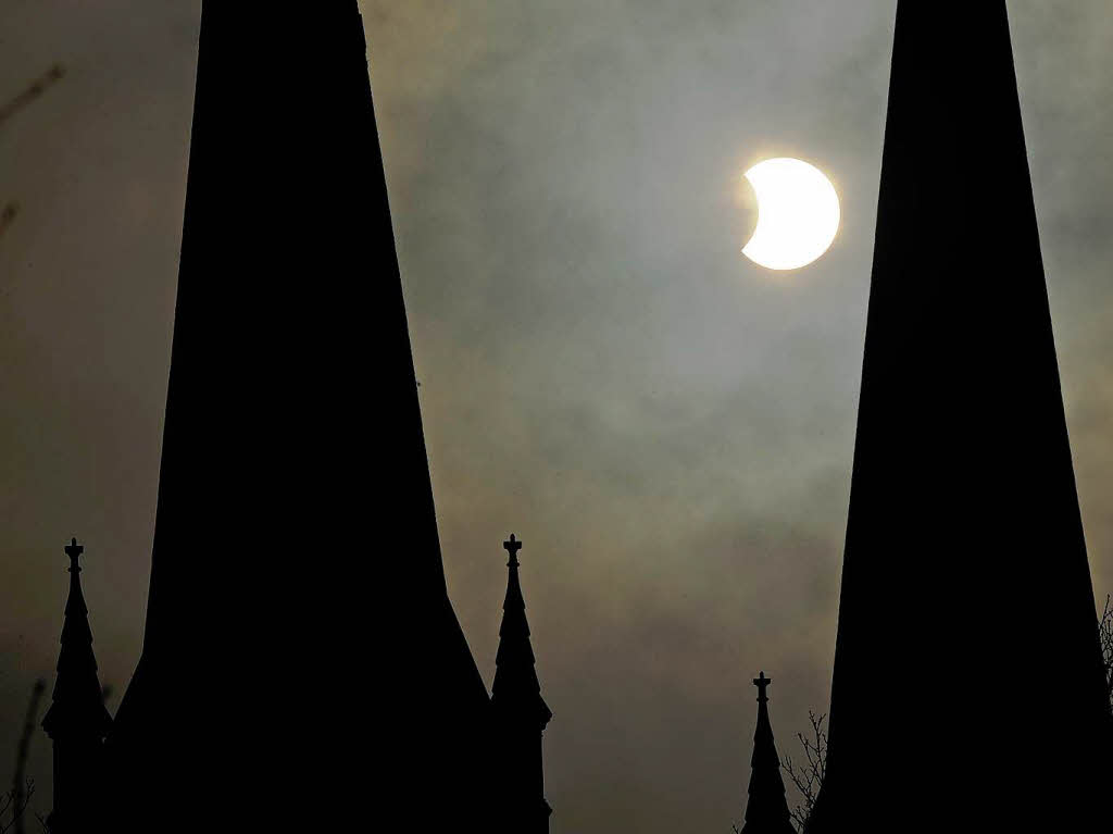 Sonnenfinsternis hinter den Trmen der Johanneskirche in Freiburg.