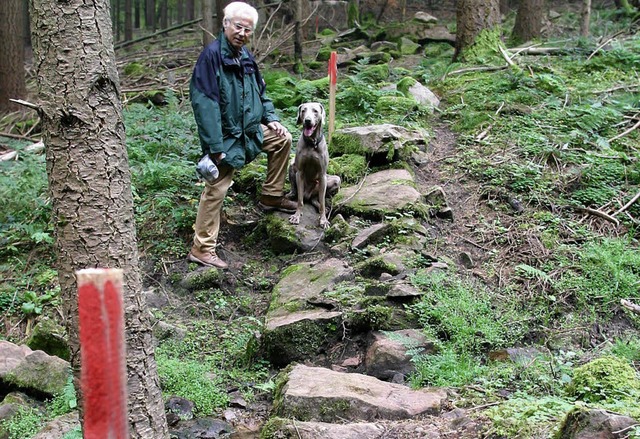 Mauerreste hat Gerhard Finkbeiner bei ...r Vorstellung des Finkbeiner-Archivs.   | Foto: fssel