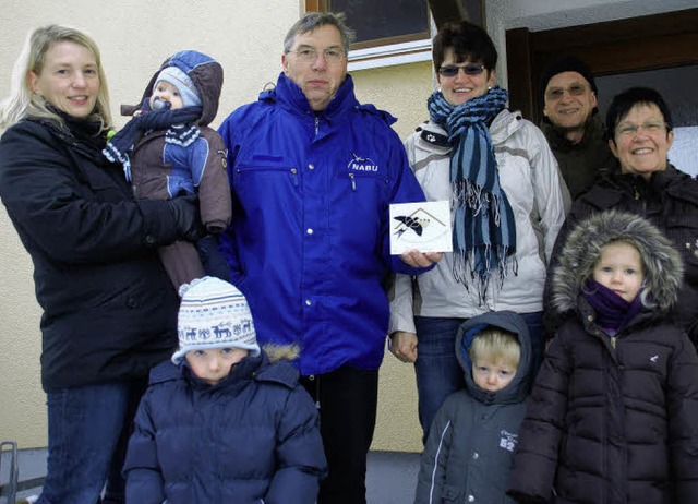 Im Kreise der Anwohner zeichnete Rudi ...chwalbenfreundliches Haus&#8220; aus.   | Foto: Hrvoje Miloslavoc