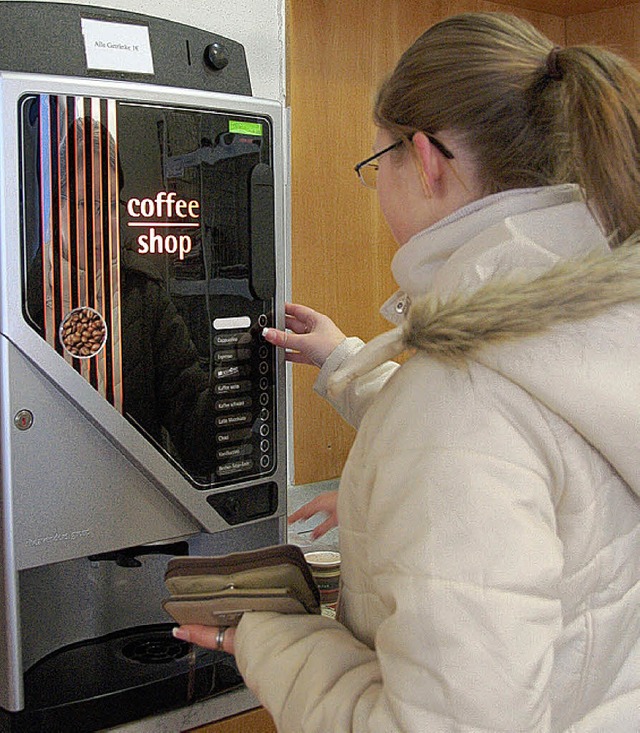 Gern nutzen Besucher den neuen Kaffeeautomaten in der Stadtbibliothek.  | Foto: Sylvia-Karina Jahn