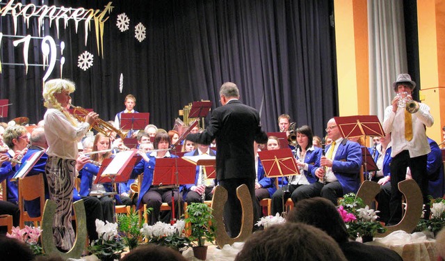 Beim Neujahrskonzert des Musikvereins ... und Sebastian Matthes auf der Bhne.   | Foto: Monika Rombach