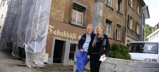 Rosa und Beat Hrbin wollen das ehemal... hinteren Teil ist das Hotel geplant.   | Foto: Valentin Zumsteg