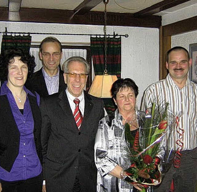 Die langjhrigen Mitarbeiter der Gemei...ld mit Brgermeister Reinhold Scheer.   | Foto: zvg
