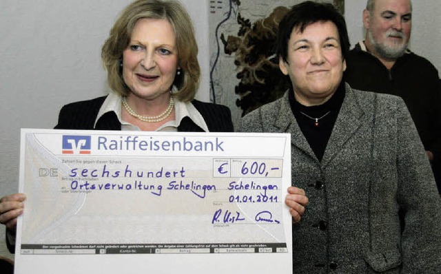 Die Gemeindertin und Festprsidentin ...r  600 Euro fr ein neues Spielgert.   | Foto: herbert trogus