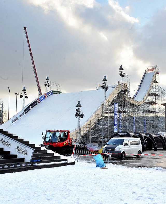 Eine mobile Snowboardschanze wird  in Stuttgart aufgebaut.   | Foto: dpa